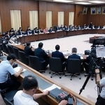　ＮＨＫによるテレビ中継が行われた衆院憲法審査会＝１６日午前