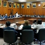 　日本国旗損壊罪法案について質疑を実施した参院内閣委＝１６日午前