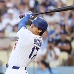 　ロッキーズ戦の１回、メジャー通算３００本塁打となる２０号ソロを放つドジャース・大谷＝７日、ロサンゼルス（ロイター＝共同）