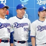 　記者会見で井上監督（中央）と写真に納まる中日の森博（右）と宮内＝１６日、バンテリンドーム