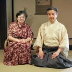 　冷泉家住宅で取材に応じる冷泉貴実子さん（左）と味方玄さん＝１６日午前、京都市上京区
