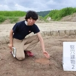 　上御殿遺跡で見つかった炉の跡＝１３日、滋賀県高島市