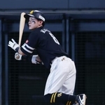 　７回ソフトバンク無死二、三塁、牧原大が左中間に決勝の２点二塁打を放つ＝エスコンフィールド