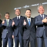 　記者会見で写真に納まる（左から）米エヌビディアのジェンスン・フアンＣＥＯ、富士通の時田隆仁社長ら＝１６日午後、東京都内