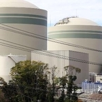 　関西電力高浜原発２号機（右）