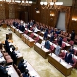 　皇室典範などの改正案を可決した参院特別委＝１６日午後
