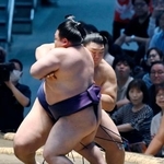 　大の里が押し出しで美ノ海を下す＝ＩＧアリーナ