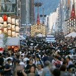 　祇園祭の「宵山」を迎え、見物客でにぎわう京都・四条通＝１６日夕