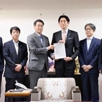　自民党の小林政調会長（右から３人目）に要望書を手渡す新潟市の中原八一市長＝１６日午後、東京・永田町の党本部