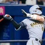 　７回阪神無死一塁、佐藤が右中間に２ランを放つ＝バンテリンドーム
