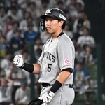 　８回、決勝の２点二塁打を放ち、ガッツポーズするロッテ・安田＝ベルーナドーム