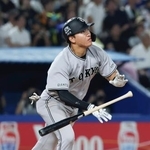 　７回巨人２死一塁、笹原が右越えに２ランを放つ＝神宮