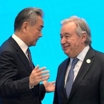 　「世界人工知能大会」の開幕を前に、国連のグテレス事務総長（右）と記念撮影に臨む中国の王毅外相＝１６日、上海（共同）
