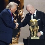 　サッカーＷ杯北中米３カ国大会の組み合わせ抽選会で、トランプ米大統領（左）に「ＦＩＦＡ平和賞」を授与するインファンティノ会長＝２０２５年１２月、米ワシントン（共同）