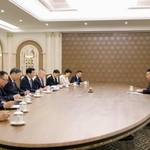 　会談する中国共産党序列４位の王滬寧・人民政治協商会議（政協）主席（左から５人目）と北朝鮮の金正恩朝鮮労働党総書記（右）＝１６日（朝鮮中央通信＝共同）