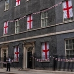 　イングランドの旗が飾られた英首相官邸＝１４日、ロンドン（ゲッティ＝共同）