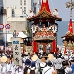 　京都・祇園祭前祭の「山鉾巡行」で四条通を進む先頭の長刀鉾＝１７日午前