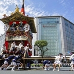 　京都・祇園祭前祭の「山鉾巡行」で、辻回しされる長刀鉾＝１７日午前