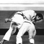 　モントリオール五輪柔道中量級の決勝で攻める園田勇さん（上）＝１９７６年７月（共同）