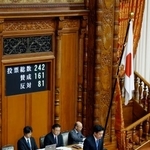 　参院本会議で日本国旗損壊罪法が可決、成立され、起立する木原官房長官＝１７日午前