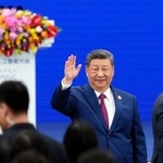 　「世界人工知能大会」の開幕式に臨む中国の習近平国家主席（左）＝１７日、中国上海市（共同）