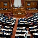 　再審制度を見直す改正刑事訴訟法を可決、成立した参院本会議＝１７日午前