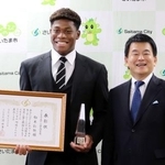 　さいたま市から「スポーツ特別功労賞」を贈られ、清水勇人市長（右）と写真に納まる鈴木彩艶＝１７日、さいたま市役所