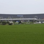 　岐阜県安八町の太陽光発電施設「ソーラーアーク」。手前は東海道新幹線＝２０２２年