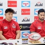 　記者会見するラグビー日本代表の江良（左）とトゥア＝千葉県浦安市