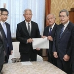 　国会の会期延長を森衆院議長（中央左）に申し入れする自民党の鈴木幹事長（同右）と日本維新の会の中司幹事長（右から２人目）ら＝１７日午後、国会