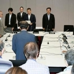 　熊本県八代市の庁舎建て替え工事の契約経緯などを検証する百条委＝１７日午後、八代市役所