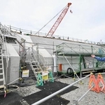　報道陣に公開された北海道電力泊原発の防潮堤設置工事現場＝１７日午後、北海道泊村
