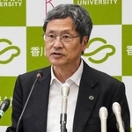 　記者会見する香川大の上田夏生学長＝１７日午後、高松市