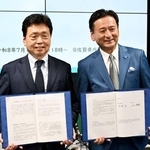 　記者会見で合意書を手にする佐賀県の山口祥義知事（右）と国交省の水嶋智事務次官＝１７日午後、佐賀県庁