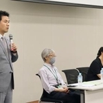　靖国神社への合祀取り消しを求める在日韓国人女性の提訴予定を発表する弁護士ら＝１７日午後、国会