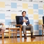 　講演するオープンＡＩ日本法人の長崎忠雄社長（中央）ら＝１７日午後、長野県軽井沢町