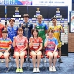 　卓球Ｔリーグの開幕記者会見でポーズをとる東京の吉村和弘（後列右から２人目）ら選手たち＝１７日、東京都内