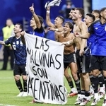 　イングランド戦後に、フォークランド諸島に関する旗を掲げて喜ぶアルゼンチンの選手たち＝アトランタ（ロイター＝共同）