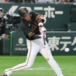 　９回巨人２死一、二塁、坂本が左越えにサヨナラ３ランを放つ＝東京ドーム
