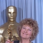 　アカデミー賞助演女優賞のトロフィーを手にするブレンダ・フリッカーさん＝１９９０年、米ロサンゼルス（ロイター＝共同）
