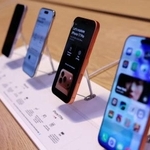 　米アップルのスマートフォン「ｉＰｈｏｎｅ（アイフォーン）１７」シリーズ＝２０２５年９月、ニューヨーク（ロイター＝共同）