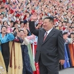　「朝鮮社会主義女性同盟」の大会参加者と記念撮影に臨む北朝鮮の金正恩朝鮮労働党総書記（朝鮮中央通信＝共同）