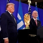 　米ニューヨークでのレセプションに出席したトランプ大統領（左）とＦＩＦＡのインファンティノ会長＝１７日（ロイター＝共同）