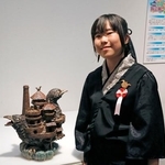 　内閣総理大臣賞を受賞した長瀬海さんと作品＝１８日午前、茨城県笠間市