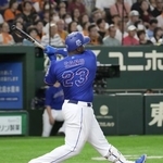 　４回中日２死二塁、サノーが左越えに決勝打となる先制２ランを放つ＝東京ドーム