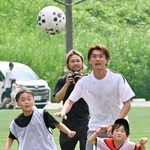 　サッカー教室を実施した小川（奥右）＝１８日、横浜市内