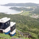 　宮城県気仙沼市の大島にある亀山の山頂と中腹を結ぶモノレール＝１８日午後
