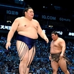 　伯乃富士（奥）を寄り切りで下した大の里＝ＩＧアリーナ