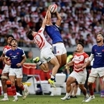 　日本-フランス　前半、空中で競り合う植田（中央左）＝ＭＵＦＧ国立