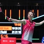 　男子シングルス準決勝で田中湧士を破り、スタンドの声援に応える渡辺航貴＝東京体育館